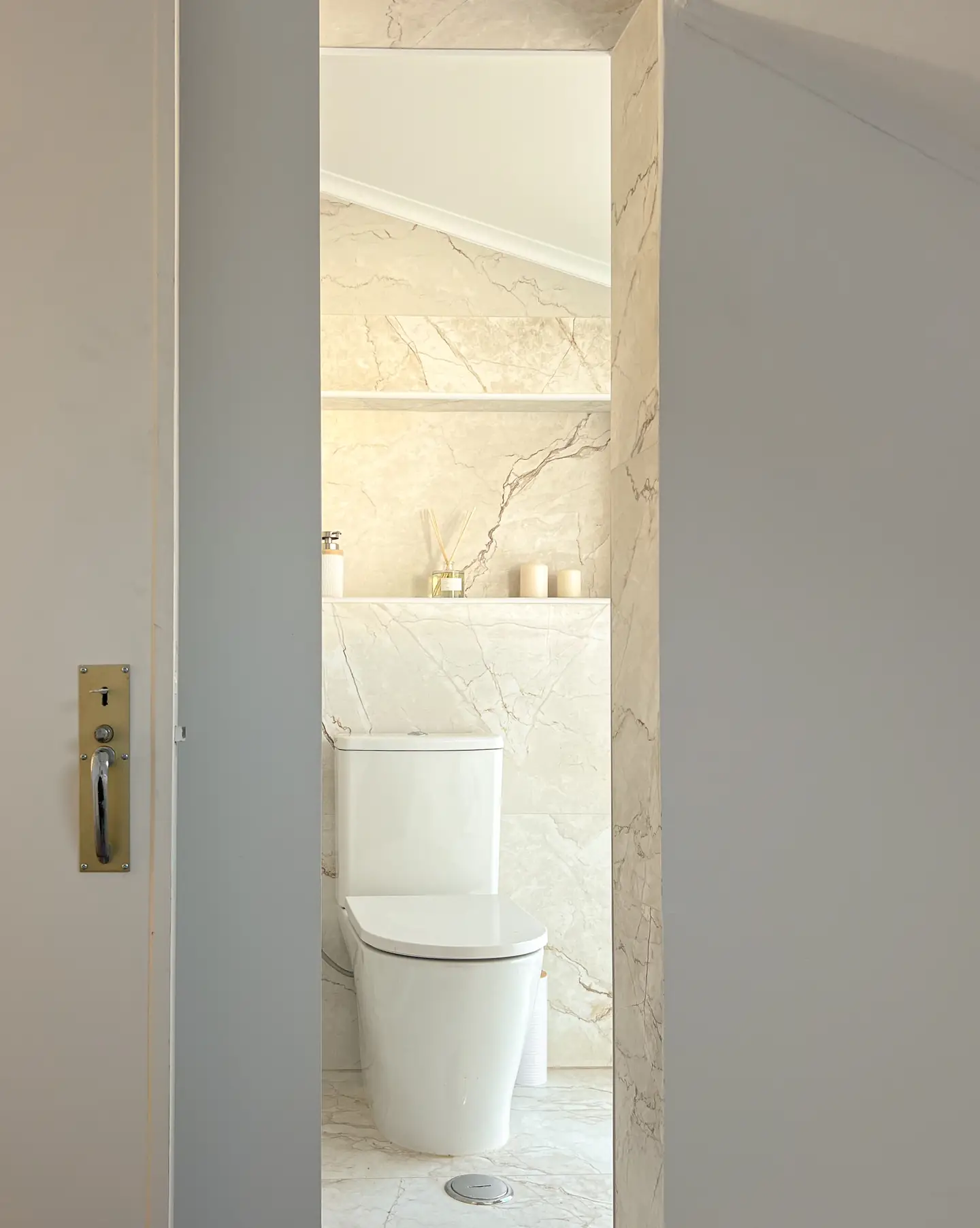Casa de banho clara do piso superior, com azulejo branco e loiça simples