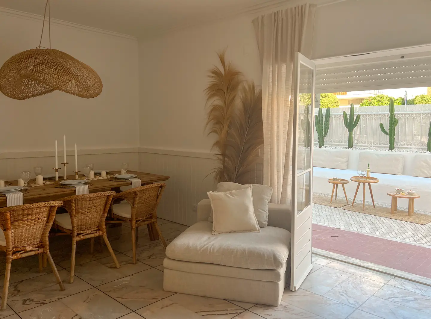 Sala de refeições interior com mesa de madeira